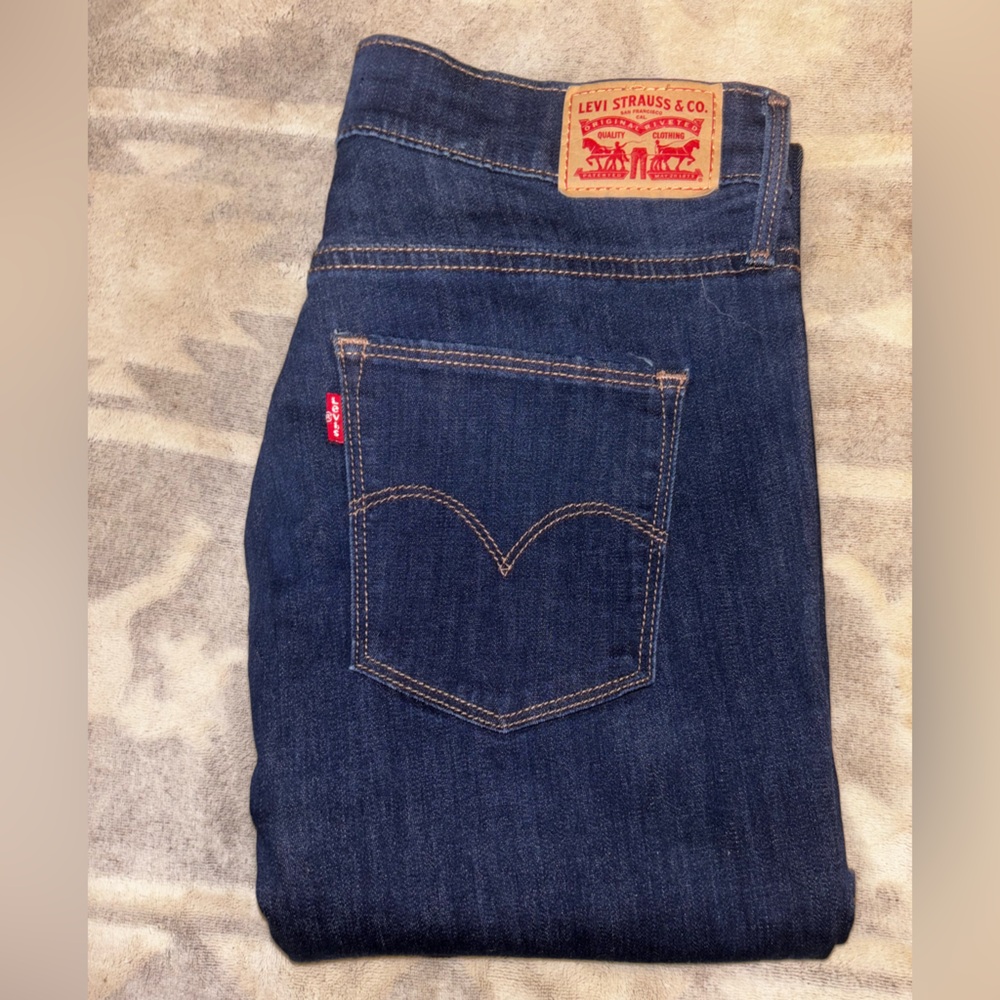 Women’s Levi Slimming Dark Jeans
Size 31 - Picture 3 of 5
